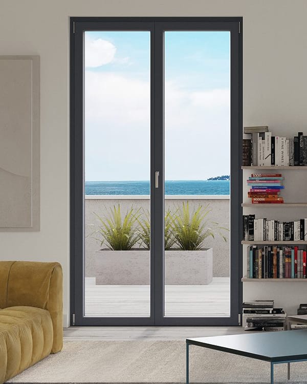 Finestra in PVC e alluminio in uno studio luminoso