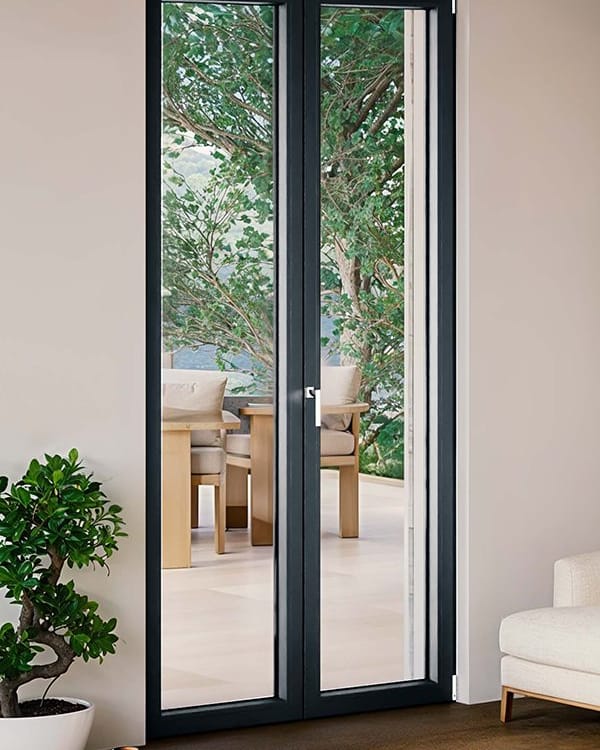 Porta finestra in PVC bianco affacciata sul giardino