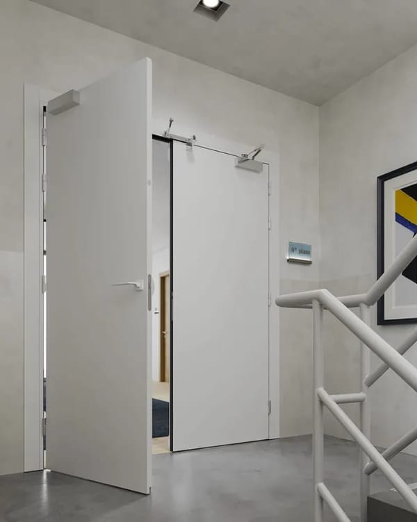 Porta tagliafuoco bianca in un vano scala
