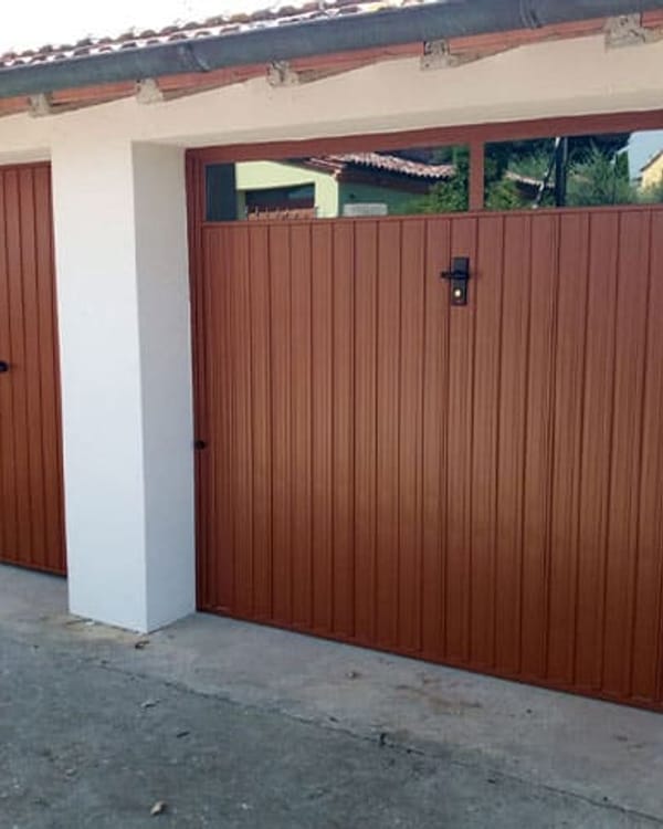 Porte basculanti in acciaio verniciato con pannello nervato