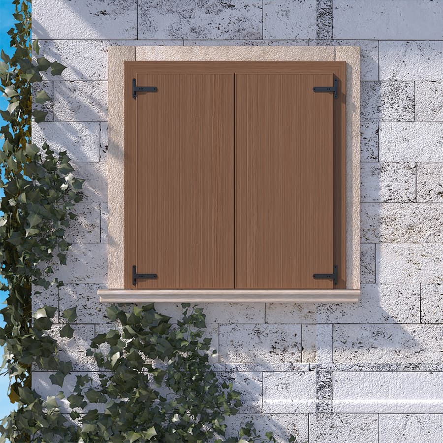Scuro pieno a pannello con finitura effetto legno su una finestra in muratura di pietra