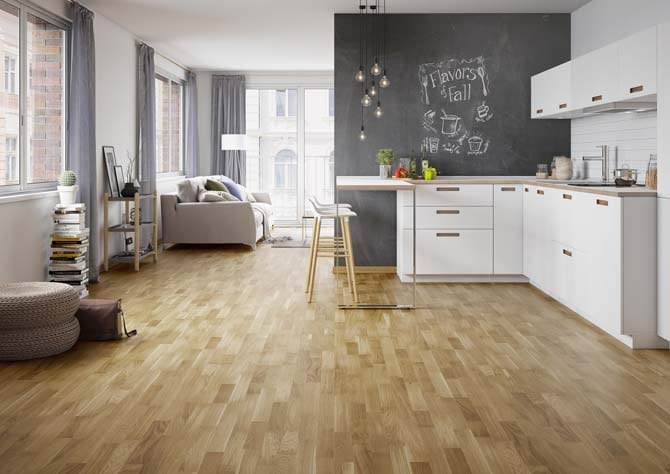 Cucina e zona pranzo con parquet in rovere: il calore del legno anche negli ambienti più vissuti