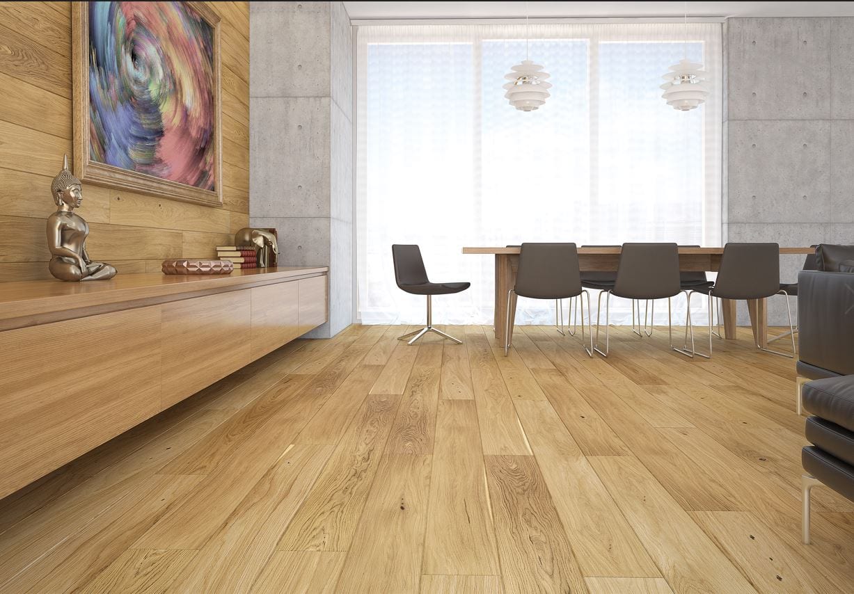Sala da pranzo con parquet in rovere dalle tonalità calde e boiserie in legno
