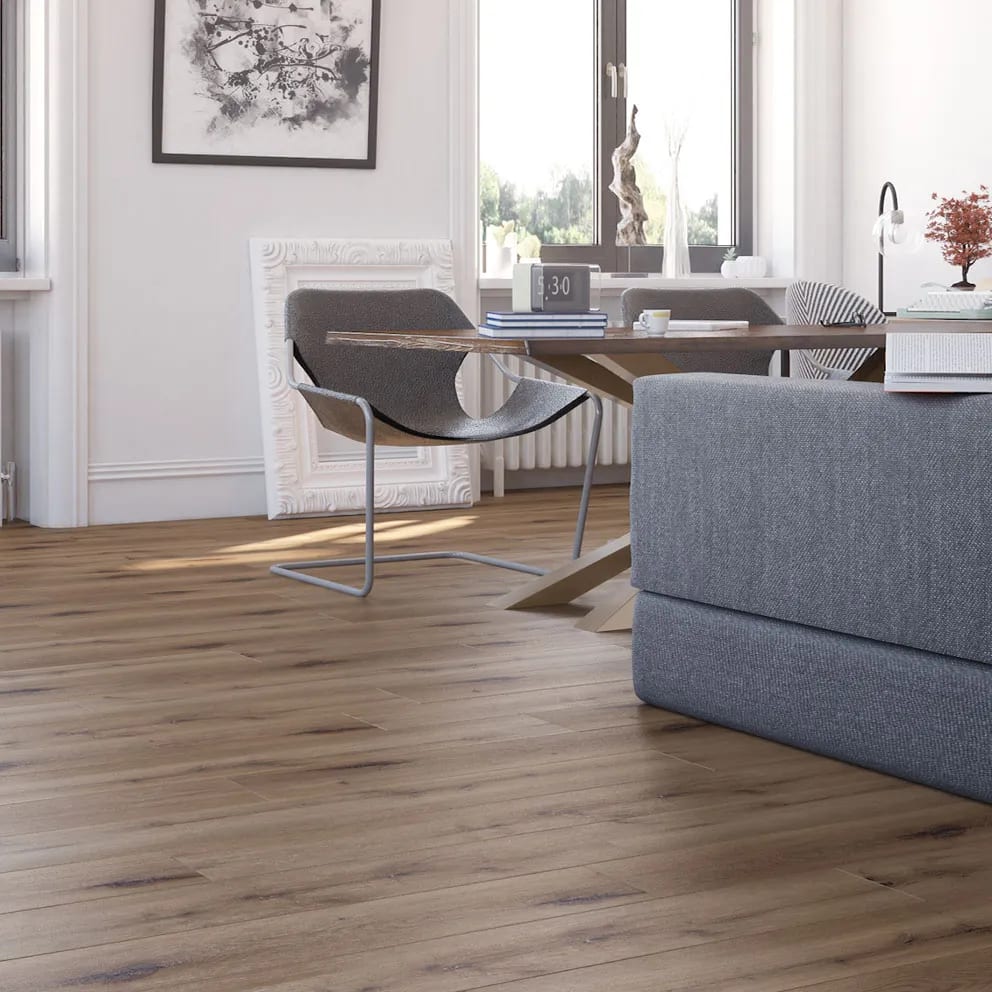 Studio con pavimento SPC effetto rovere: la trama riproduce fedelmente il legno naturale