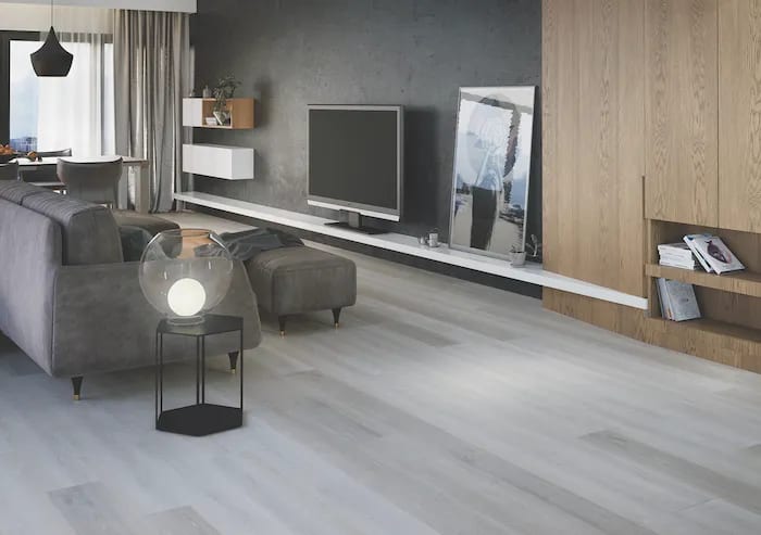 Zona giorno moderna con pavimento SPC effetto rovere grigio