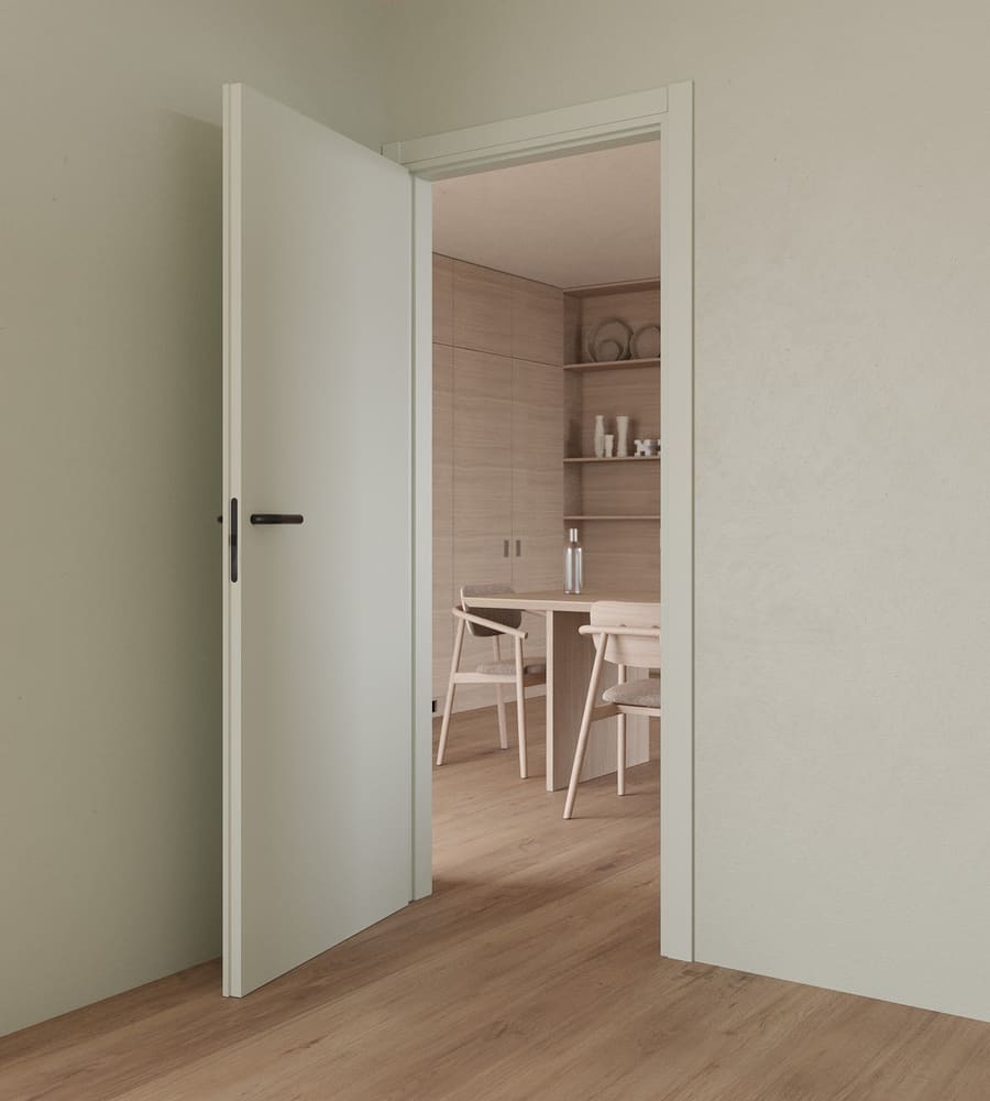 Porta battente laccata chiara aperta sulla sala da pranzo