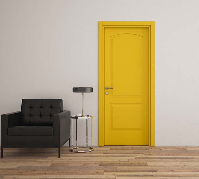 Porta da interno laccata gialla con pannello pantografato a riquadri