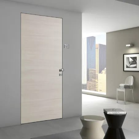 Porta tagliafuoco con finitura legno chiaro in un ambiente residenziale: la protezione certificata non cambia l'estetica