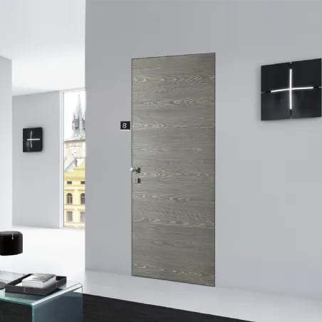 Porta tagliafuoco con finitura effetto rovere grigio: l'aspetto è quello di una normale porta da interno
