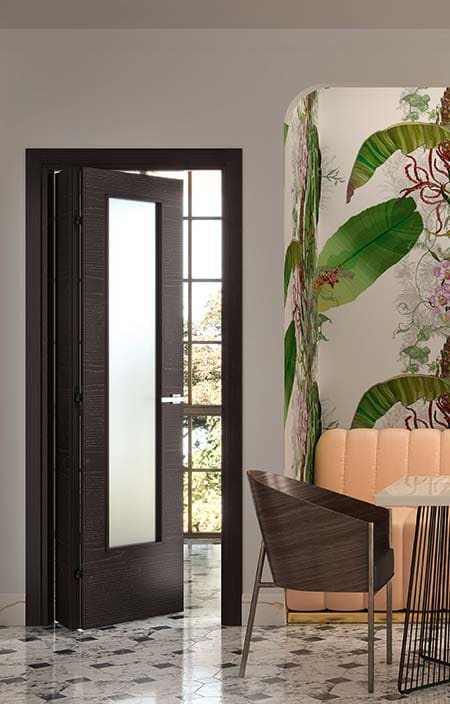 Porta da interno in frassino scuro con ampio inserto in vetro satinato