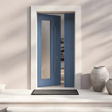 Portoncino d'ingresso laccato blu con vetrata satinata su una facciata chiara
