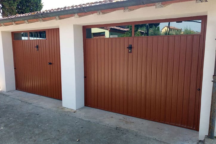 Porte basculanti in acciaio verniciato con pannello nervato e finestratura superiore