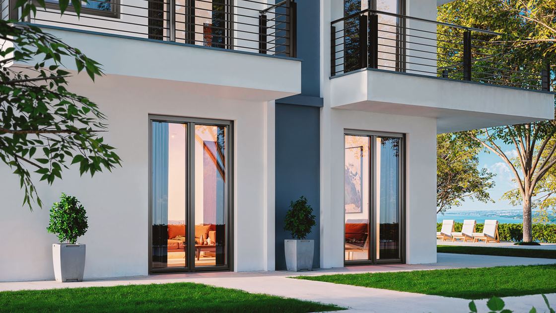 Villa moderna con ampie porte finestre in alluminio scorrevoli sul giardino: la sicurezza parte dal serramento stesso