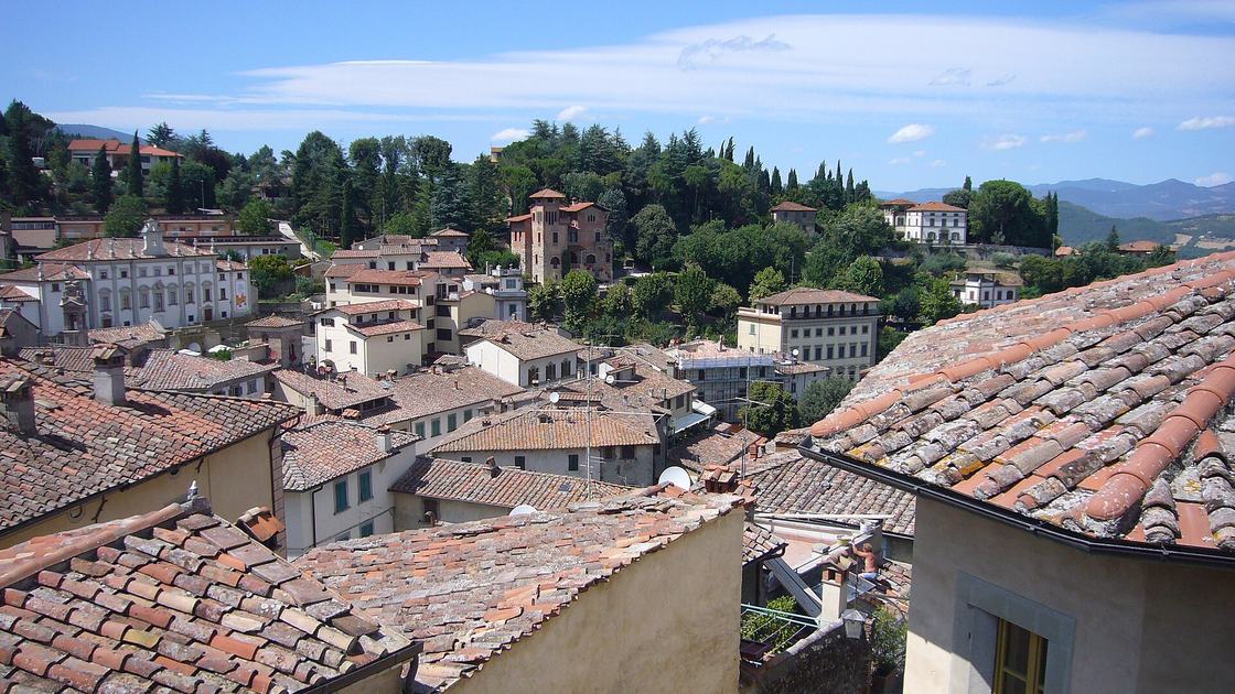 Vista dai tetti del borgo di Anghiari, con le case in pietra e le colline sullo sfondo