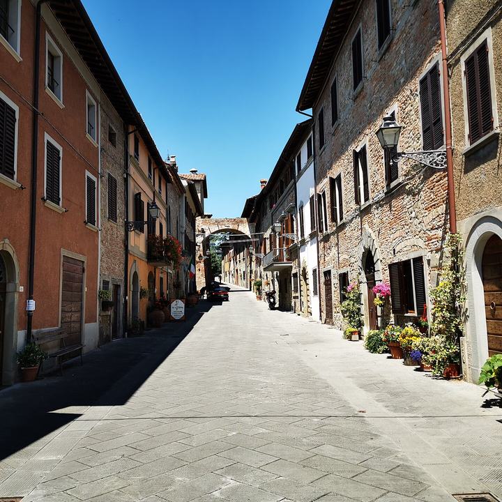 Vicolo del centro storico di Citerna con case in pietra e mattone e un arco in fondo alla via