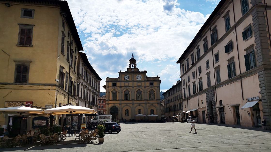 Piazza del centro storico di Città di Castello con la torre campanaria e i palazzi storici