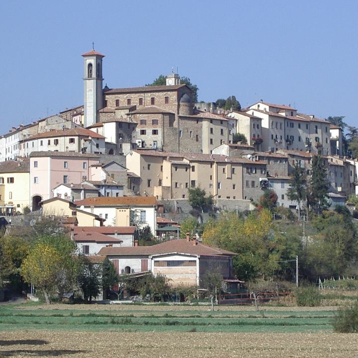 Il borgo di Monterchi arroccato sulla collina, con il campanile della chiesa e le case in pietra