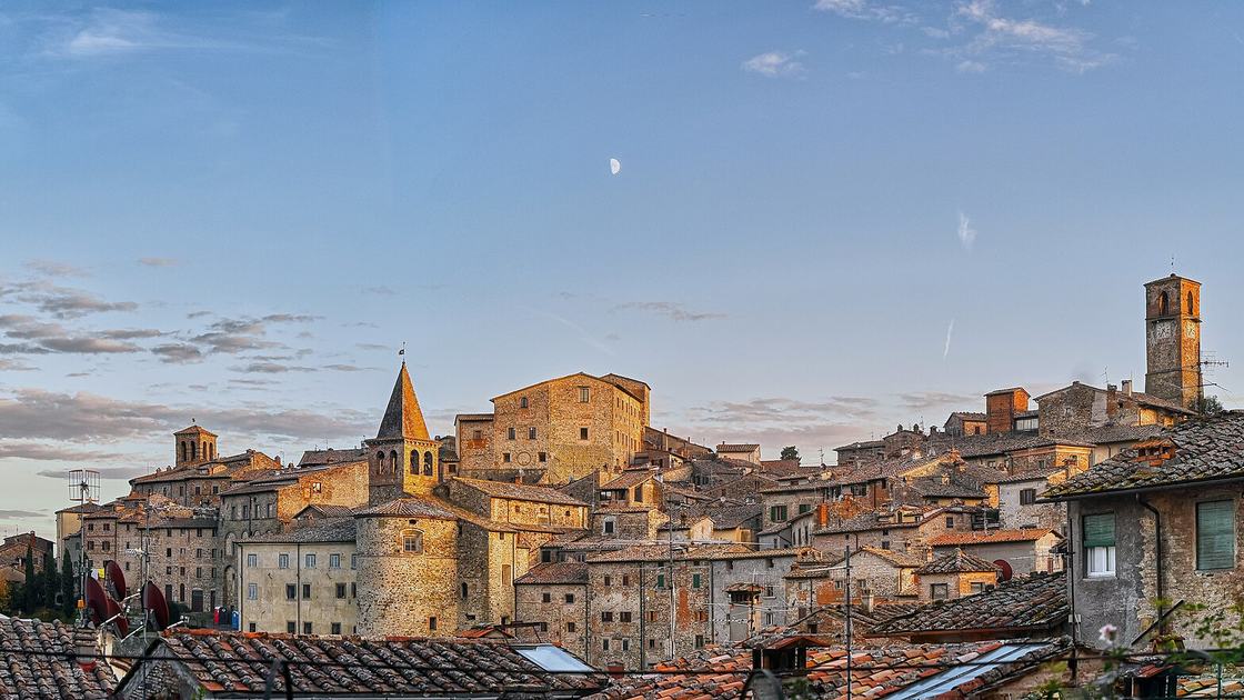 Panorama del borgo di Anghiari all'alba, con la torre campanaria e i tetti in cotto del centro storico