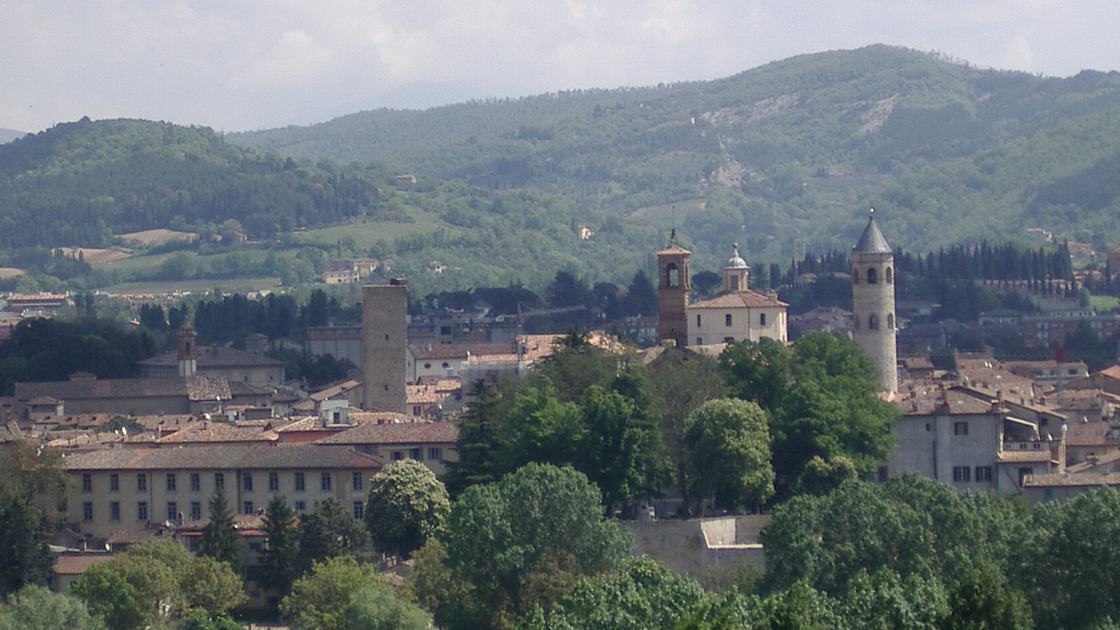 Veduta del centro storico di Città di Castello con le torri campanarie e le colline dell'Alta Valle del Tevere sullo sfondo