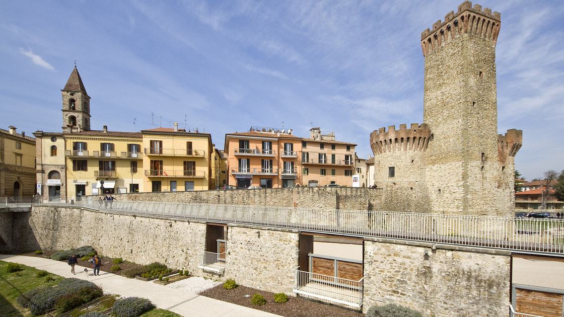 La Rocca medievale di Umbertide e il centro storico affacciato sulle mura