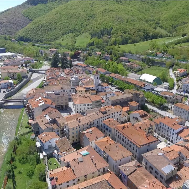 Piazza di Pieve Santo Stefano con la torre dell'orologio e i palazzi del centro