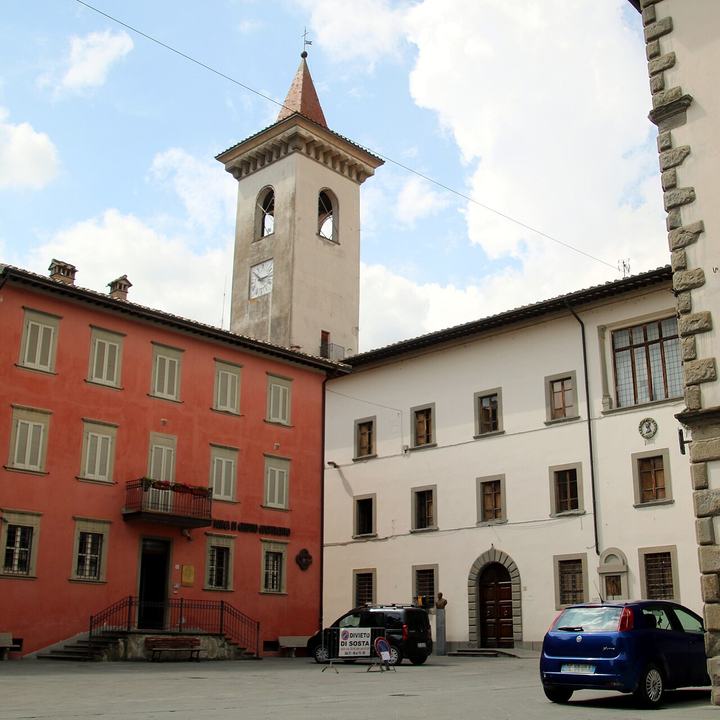 Via del centro storico di Pieve Santo Stefano con le case e la torre sullo sfondo