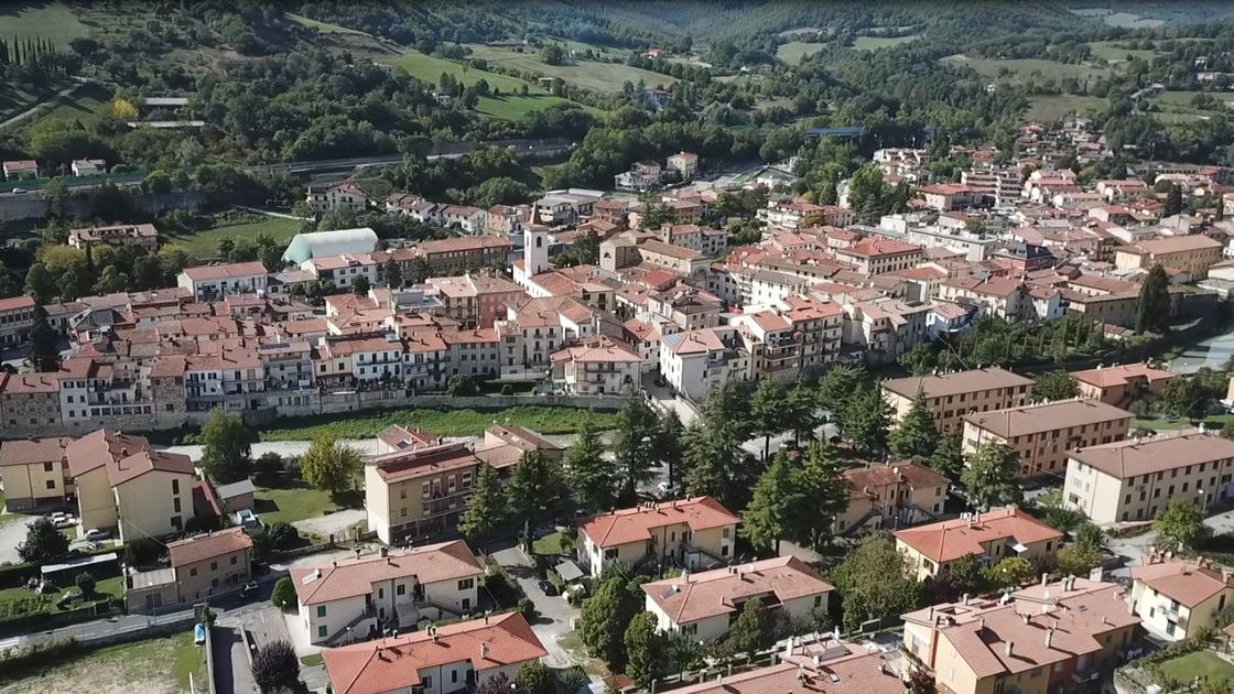 Veduta aerea di Pieve Santo Stefano, il paese immerso nella valle del Tevere circondato dai boschi