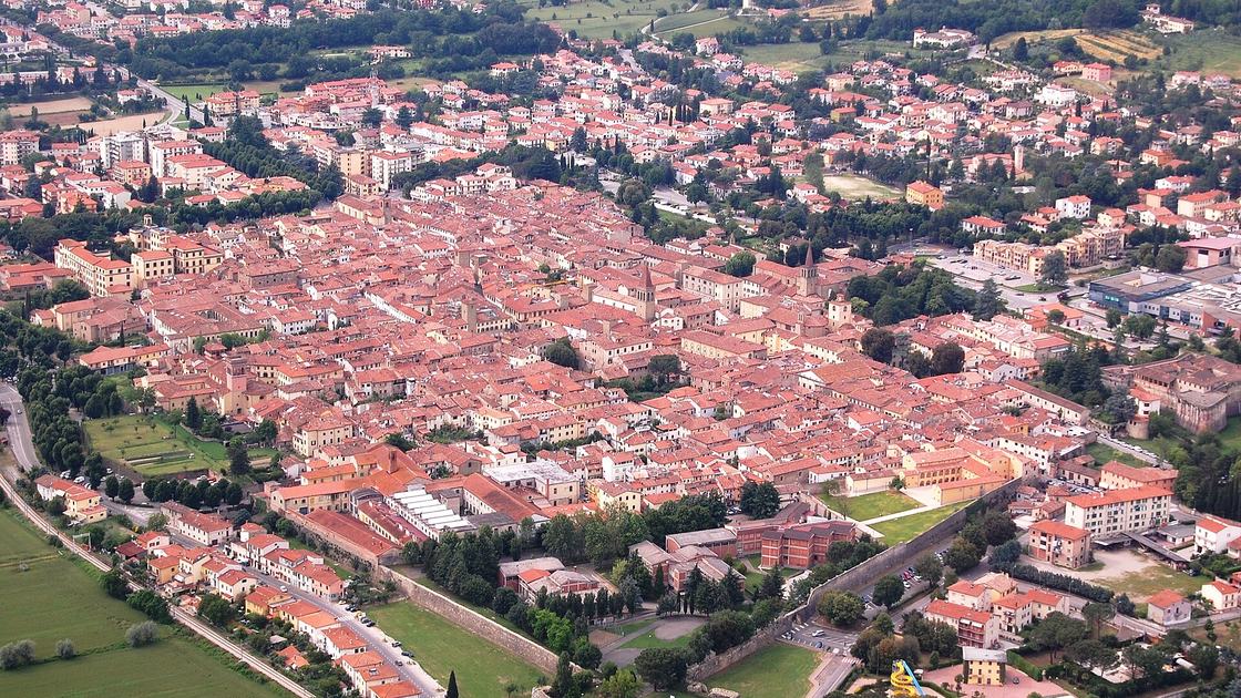 Veduta aerea del centro storico di Sansepolcro, con le mura e i tetti in cotto del borgo di Piero della Francesca